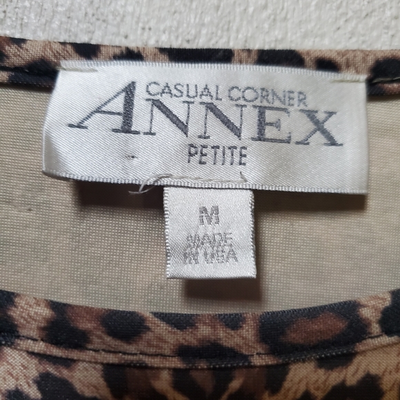 Casual Corner Annex Petite leopard/animal print short sleeved shirt size medium - Picture 7 of 9